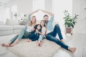 Familie sitzt auf dem Boden