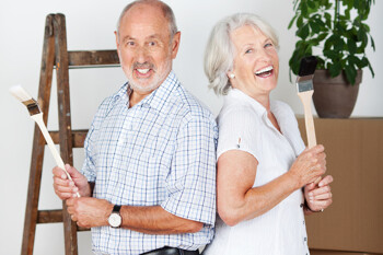 Ein älteres Ehepaar renoviert die Wohnung