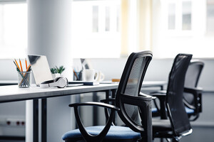 Moderne Schreibtische in Büro