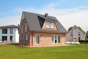 Einfamilienhaus mit roten Backsteinen