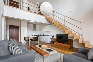 Loft mit modernem Wohn- und Essbereich