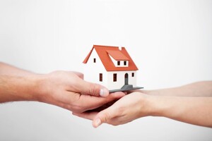 Modellhaus wird in Hand übergeben