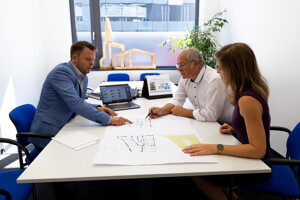 Team bei der Arbeit im Büro
