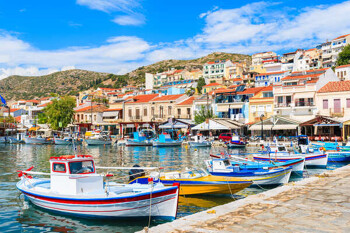 Malerische Häuser und Boote am Hafen der Insel Samos