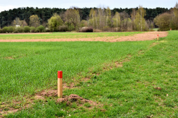 Grundstück ist mit Pfahl markiert