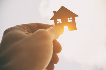 Miniaturhand wir ins Sonnenlicht gehalten