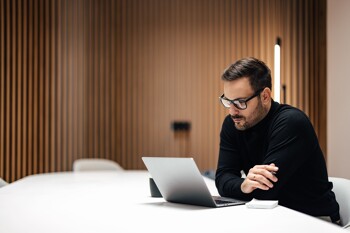 Makler arbeitet am Laptop