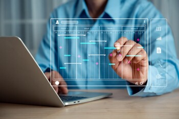 Makler erstellt Checkliste