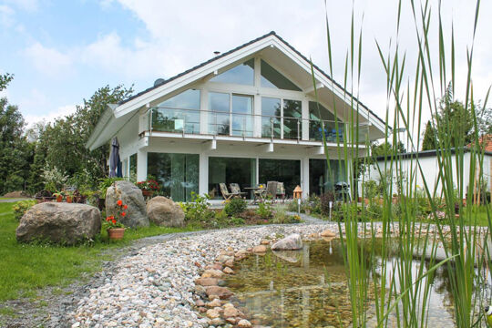 Haus mit Teich