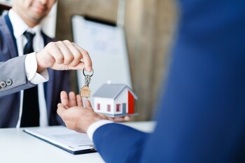Schlüsselübergabe durch einen Immobilienmakler