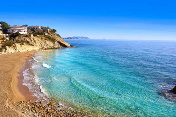 Blick auf den Strand Cala Lanuza bei Alicante