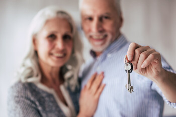 Seniorenpaar hält Schlüssel