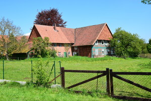 Bauernhaus mit großer Wiese
