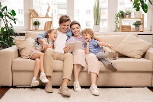 Familie mit Kinder auf dem Sofa