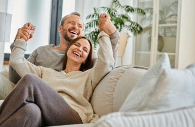 Glückliches Paar auf dem Sofa