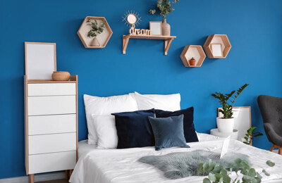 Wohn- und Schlafraum mit blauer Wand