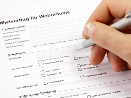 Mietvertrag wird unterschrieben