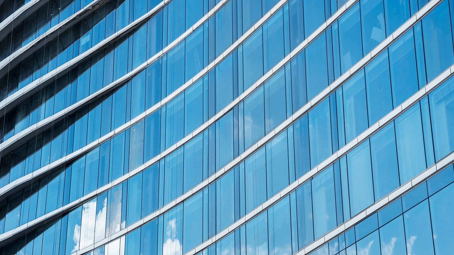 Fenster einer großen Gewerbeimmobilie