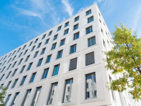 Weißes Bürogebäude