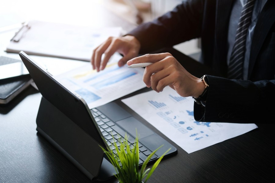 Schreibtisch mit Unterlagen