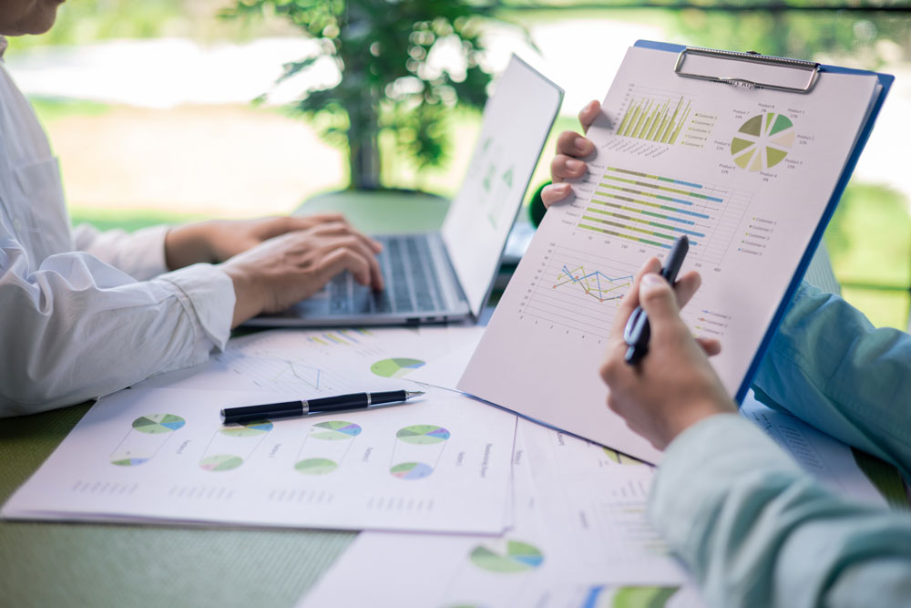 Energieberater sitzen an einem Schreibtisch mit Dokumenten