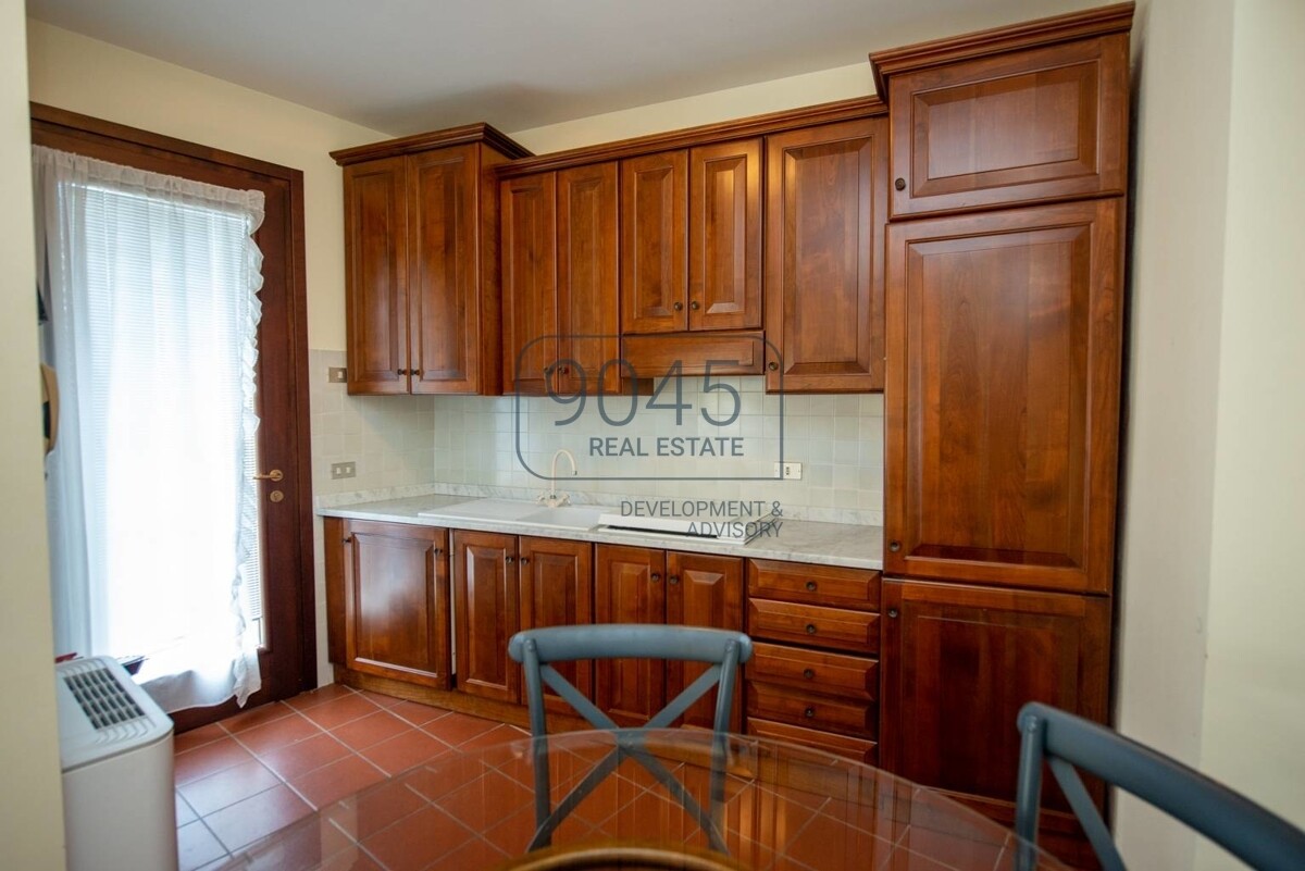 Charmante Reihenhausvilla mit traumhaftem Seeblick und privatem Garten in Torri