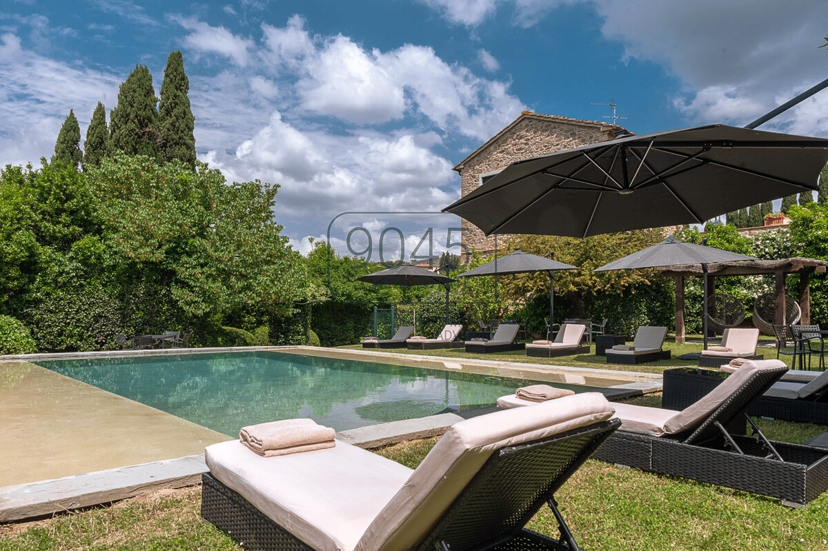 Luxusvilla mit Infinity-Pool und atemberaubendem Blick auf Vinci