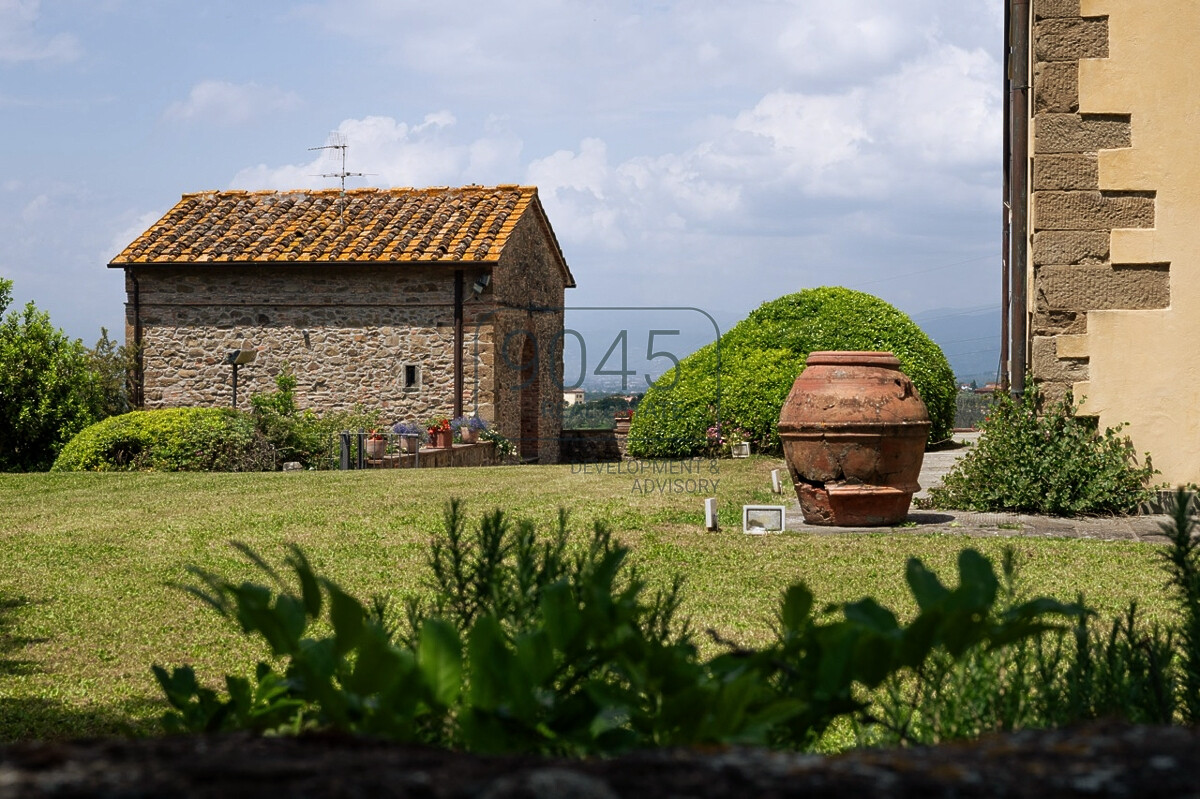 Luxusvilla mit Infinity-Pool und atemberaubendem Blick auf Vinci
