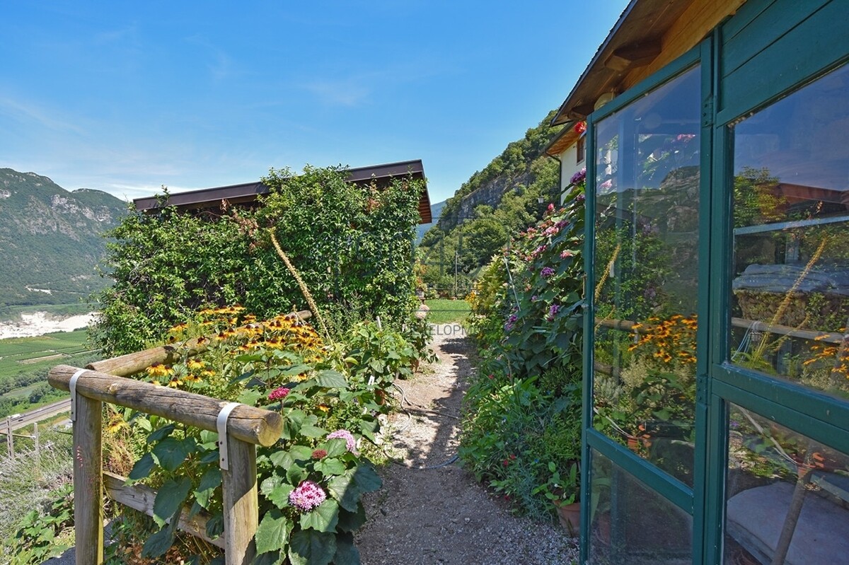 Exklusive Villa mit Panoramablick und großem Grundstück – Ala