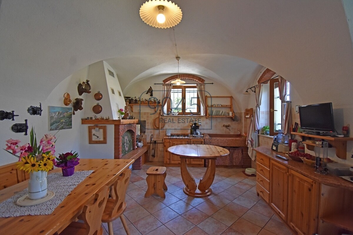 Exklusive Villa mit Panoramablick und großem Grundstück – Ala