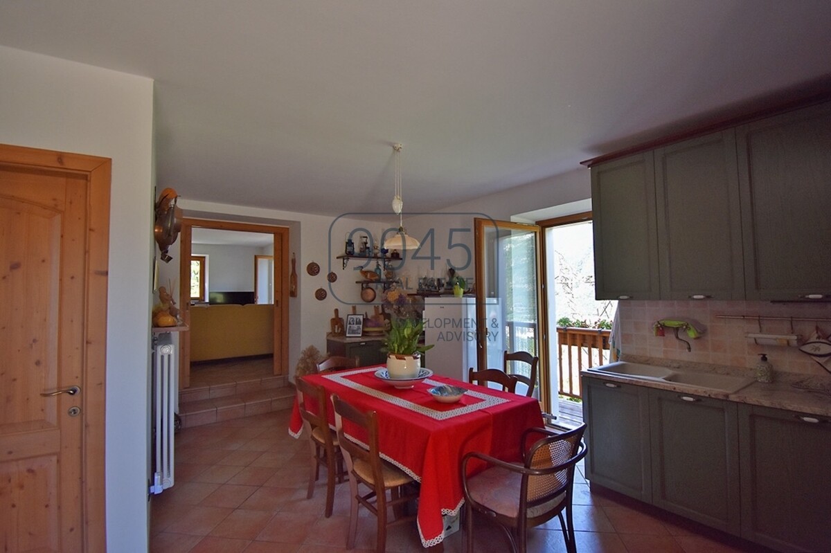 Exklusive Villa mit Panoramablick und großem Grundstück – Ala