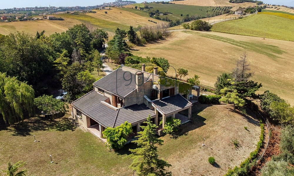 Elegante Villa mit Meerblick in der bezaubernden Hügellandschaft der Marken
