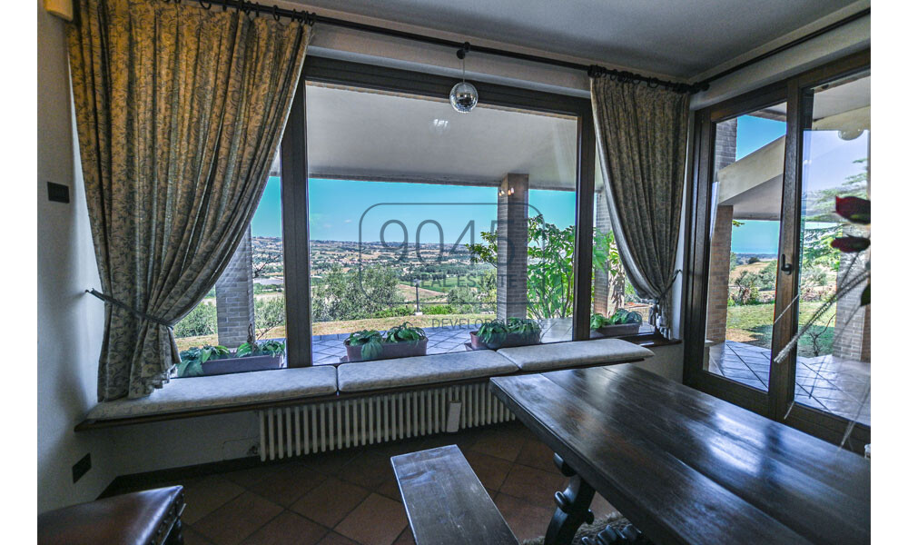 Elegante Villa mit Meerblick in der bezaubernden Hügellandschaft der Marken