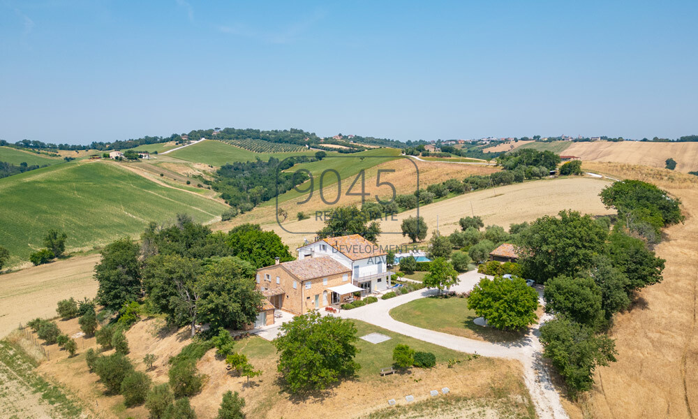 Charmantes Landhaus mit 4 Apartments und Panoramablick in Belvedere Ostrense – Marken
