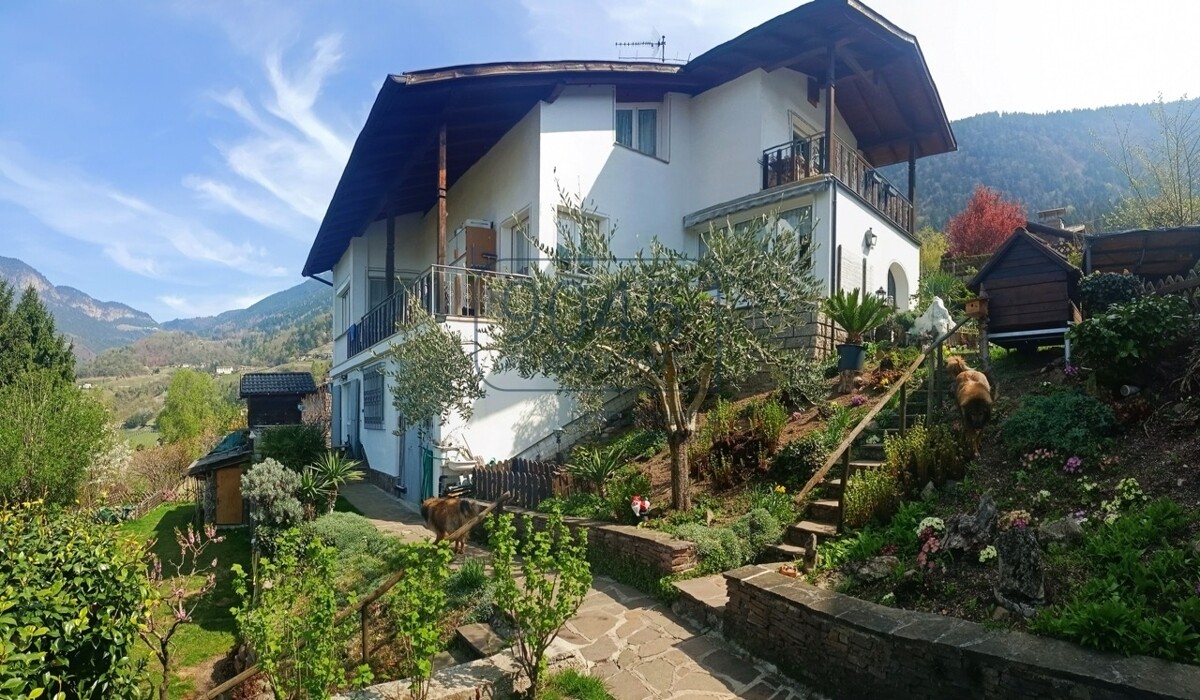 Großzügige Villa mit Privatgarten, unabhängiger Dependance und Gemeinschaftspool 