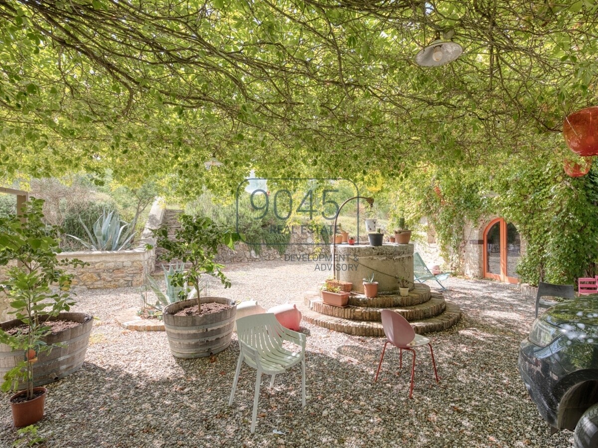 Toskanisches Borgo mit Weinbergen im Herzen der Hügel von Siena