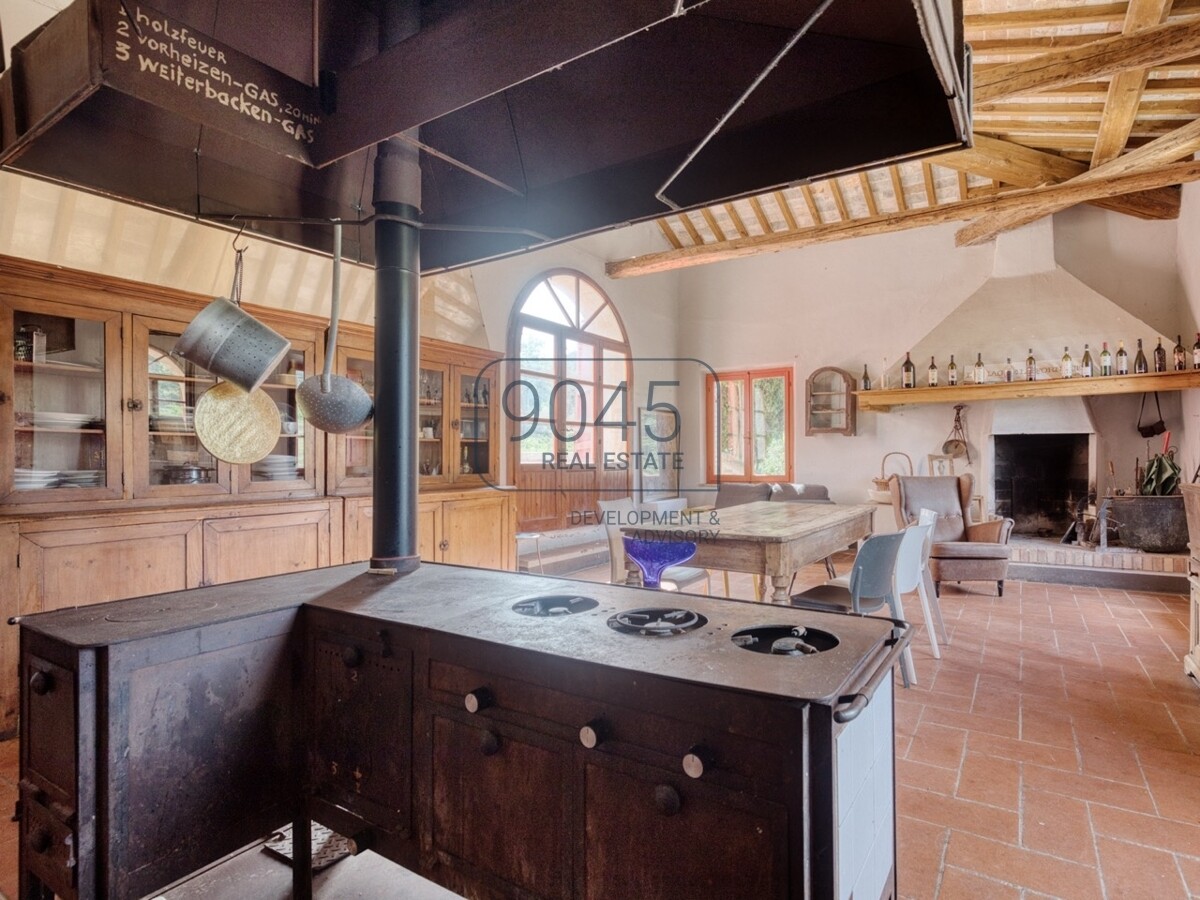 Toskanisches Borgo mit Weinbergen im Herzen der Hügel von Siena