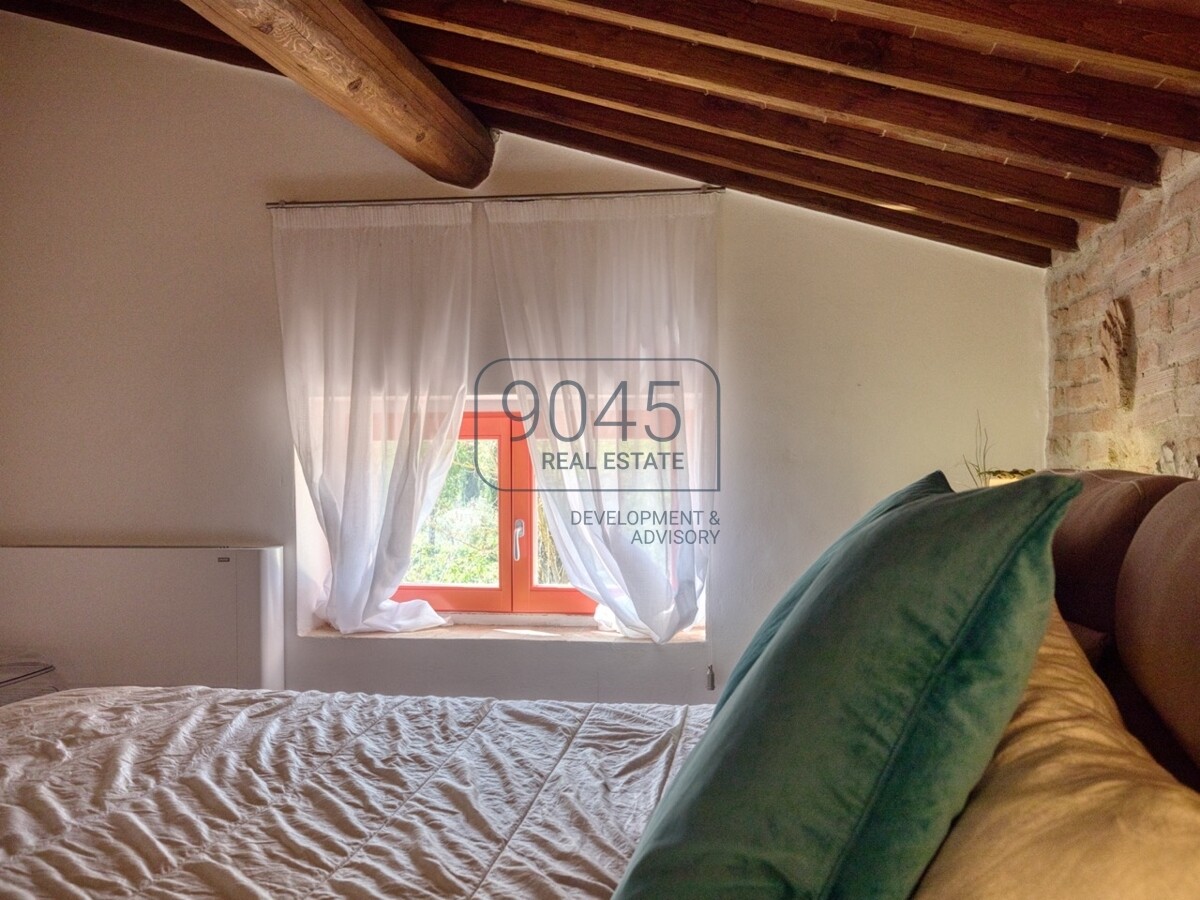 Toskanisches Borgo mit Weinbergen im Herzen der Hügel von Siena