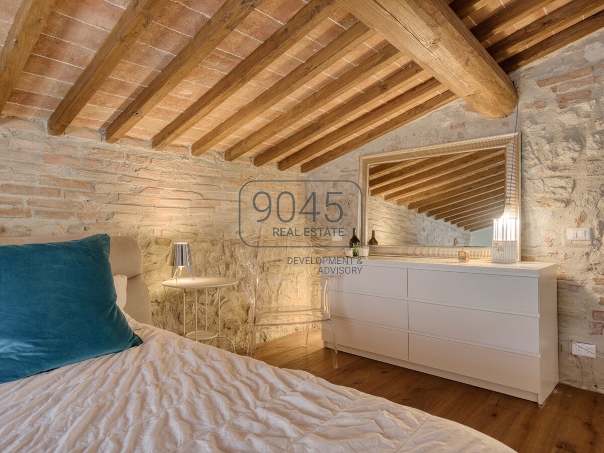 Toskanisches Borgo mit Weinbergen im Herzen der Hügel von Siena