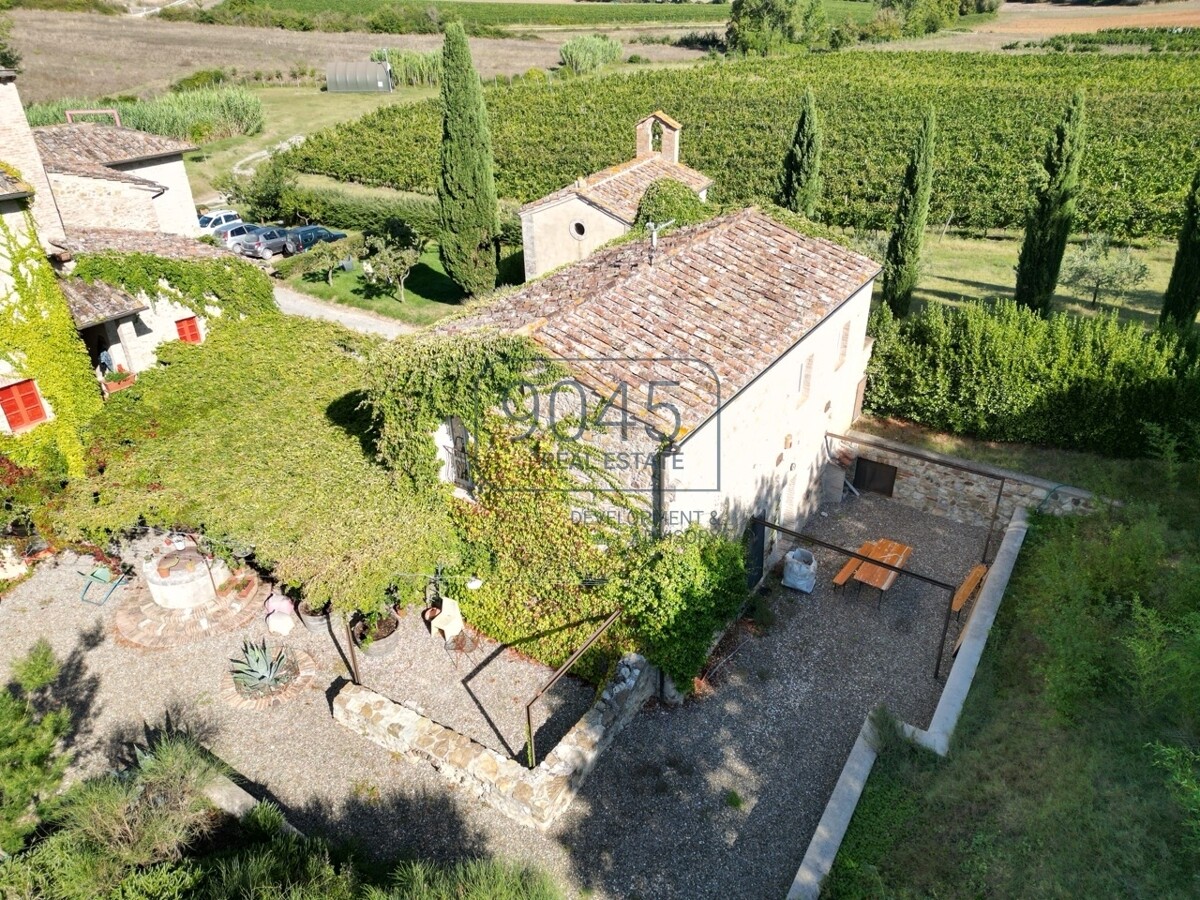Toskanisches Borgo mit Weinbergen im Herzen der Hügel von Siena