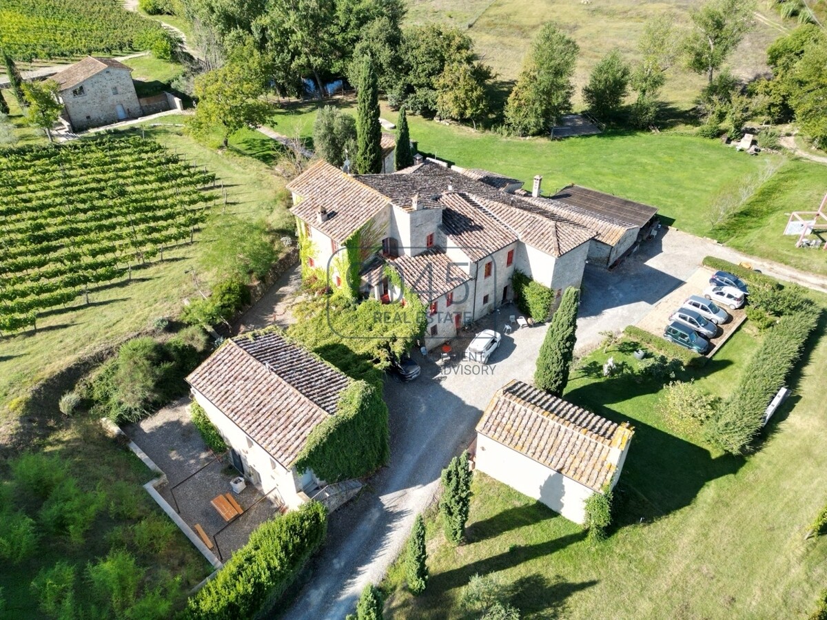 Toskanisches Borgo mit Weinbergen im Herzen der Hügel von Siena