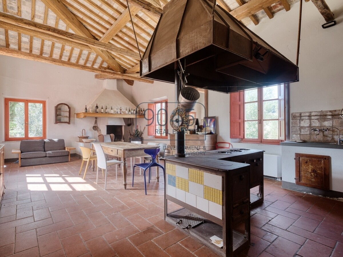 Toskanisches Borgo mit Weinbergen im Herzen der Hügel von Siena