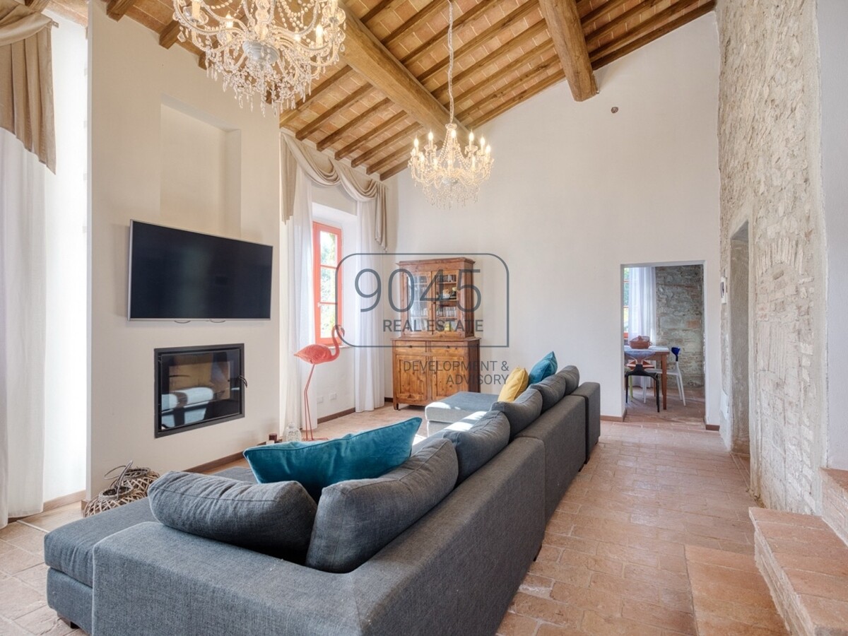 Toskanisches Borgo mit Weinbergen im Herzen der Hügel von Siena