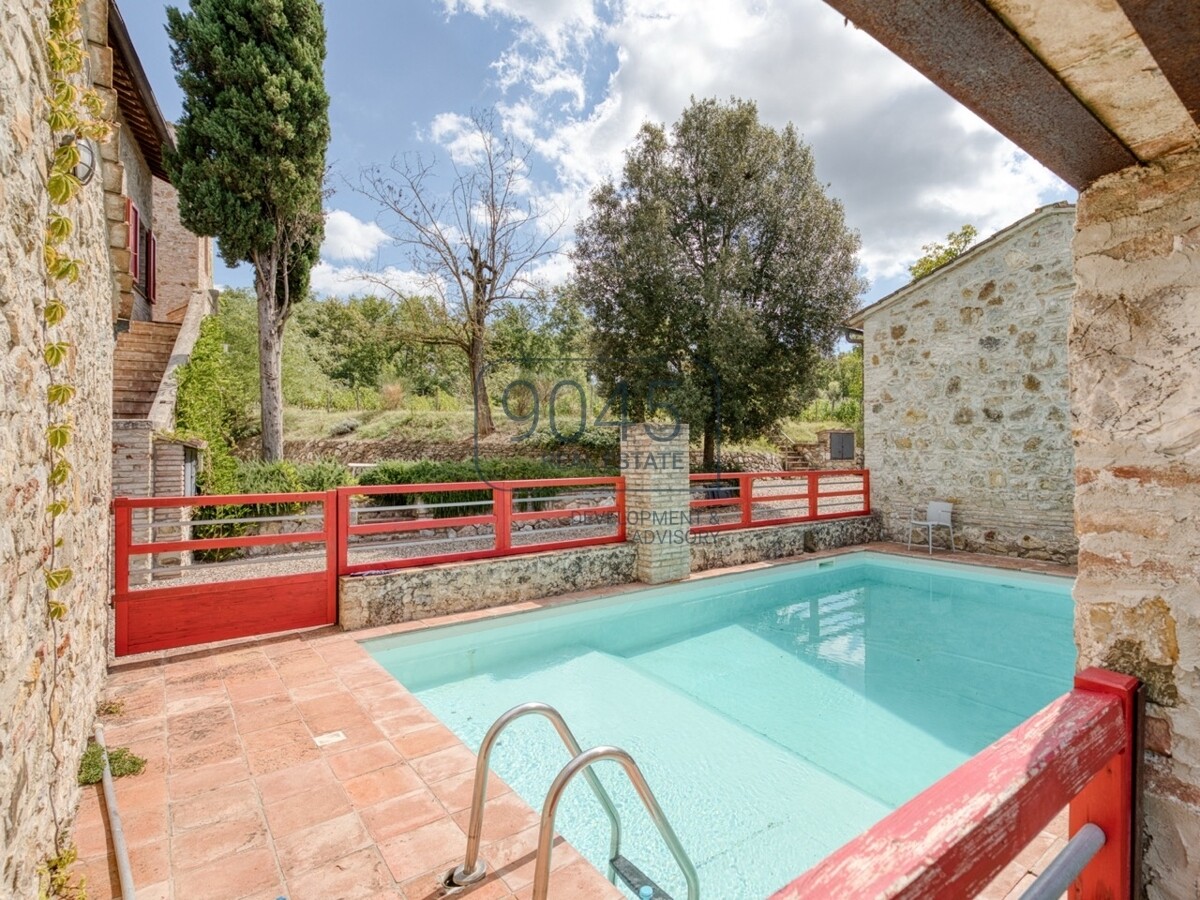 Toskanisches Borgo mit Weinbergen im Herzen der Hügel von Siena