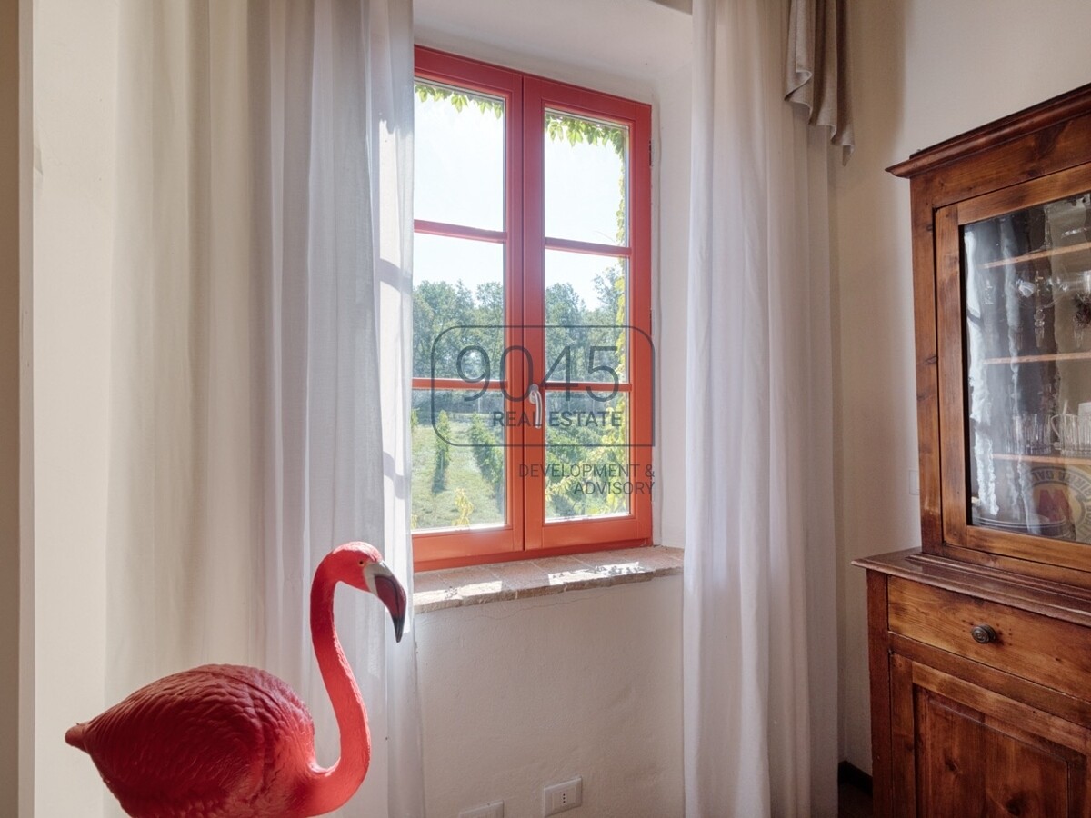 Toskanisches Borgo mit Weinbergen im Herzen der Hügel von Siena