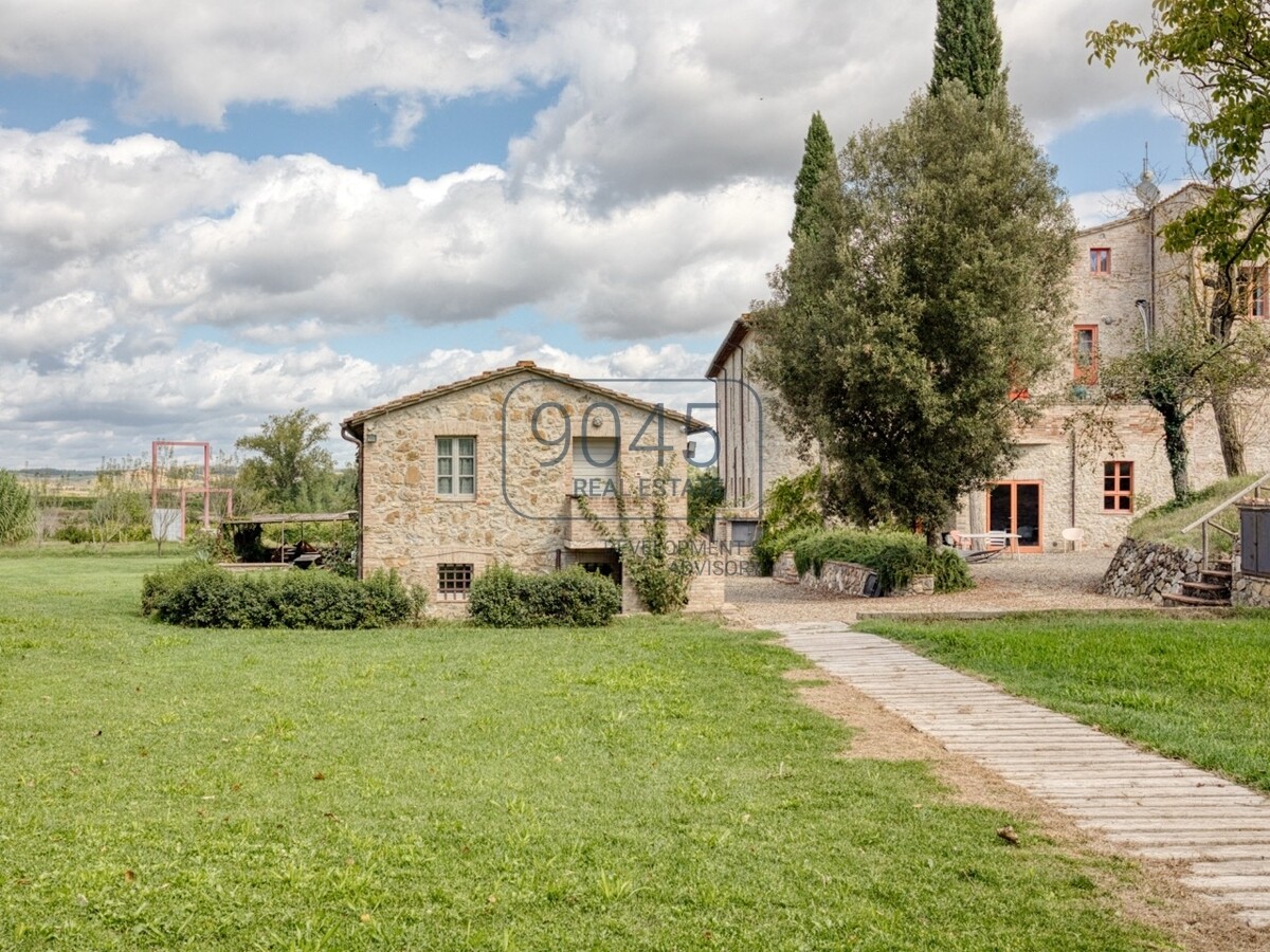 Toskanisches Borgo mit Weinbergen im Herzen der Hügel von Siena
