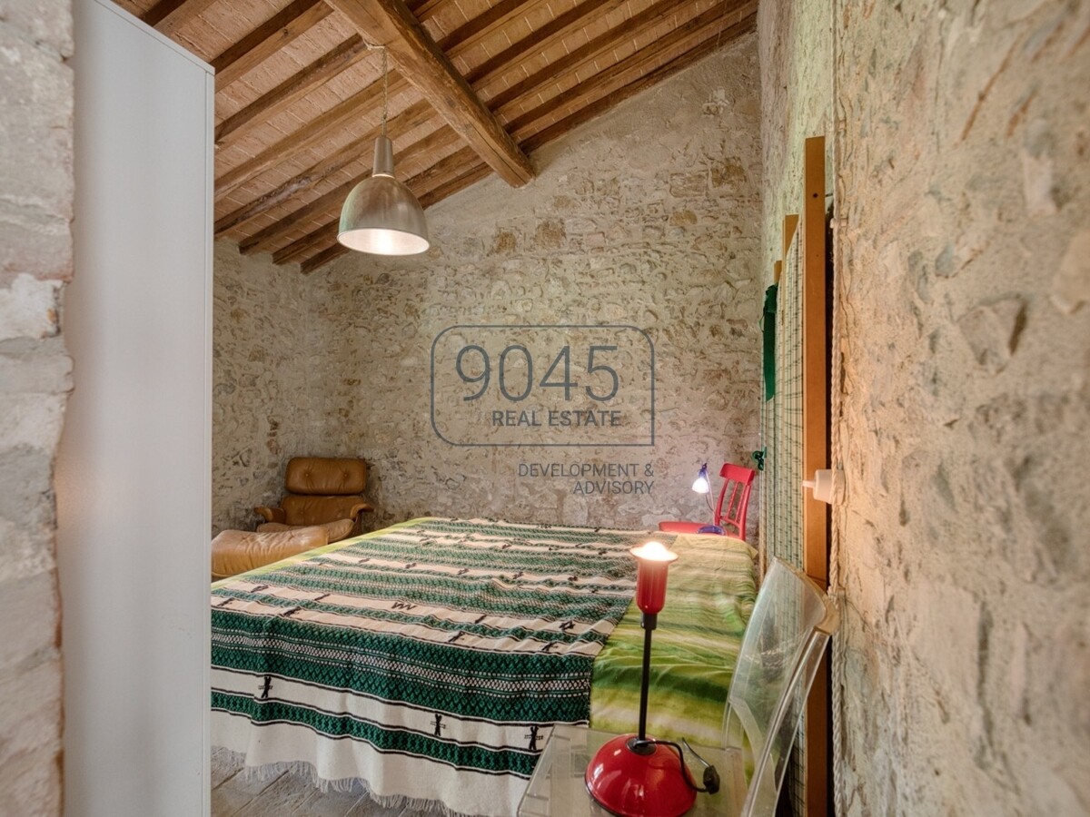 Toskanisches Borgo mit Weinbergen im Herzen der Hügel von Siena
