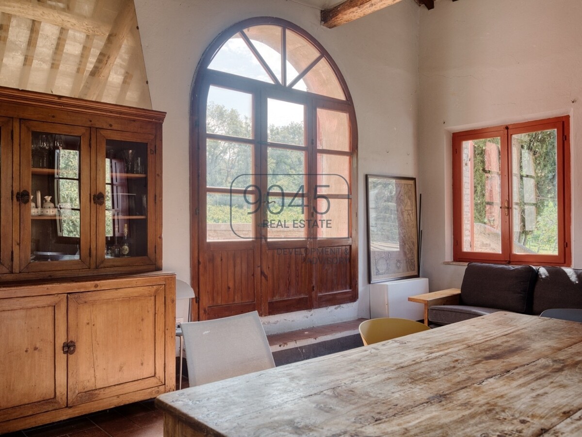 Toskanisches Borgo mit Weinbergen im Herzen der Hügel von Siena