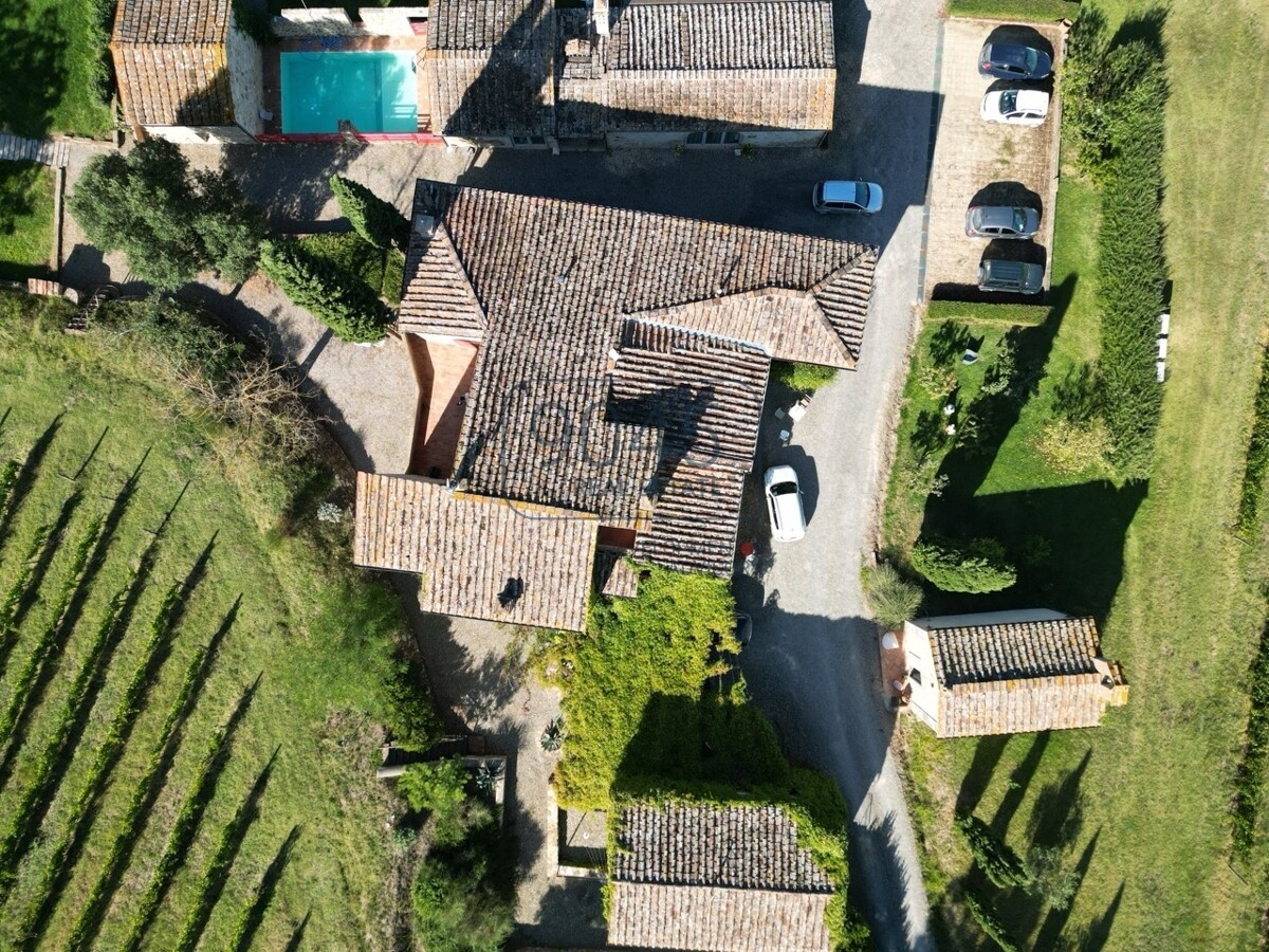 Toskanisches Borgo mit Weinbergen im Herzen der Hügel von Siena40_1757059748748_photo)