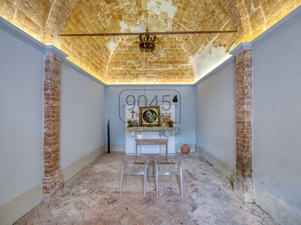 Toskanisches Borgo mit Weinbergen im Herzen der Hügel von Siena